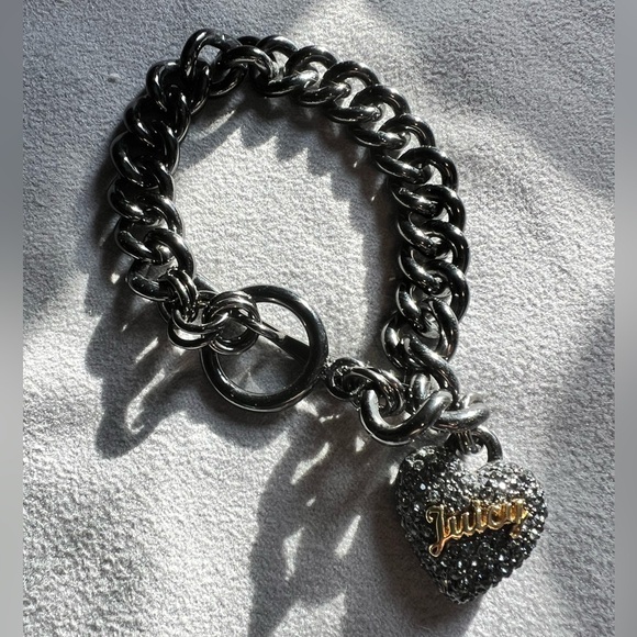 Juicy gunmetal chain bracelet with toggle closure and rhinestone Juicy heart. - Picture 2 of 7